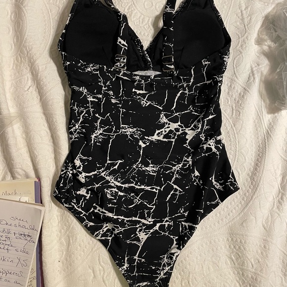 1-piece Small Swimsuit - Picture 2 of 6